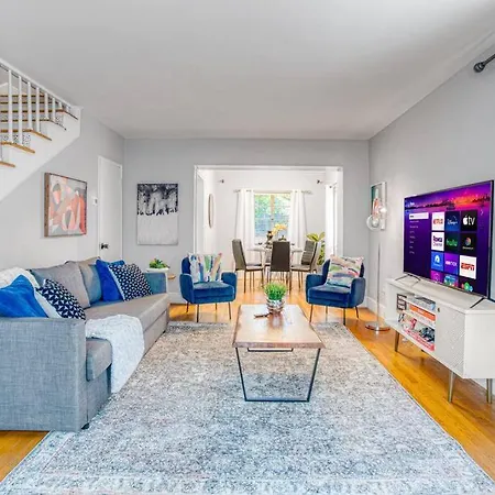 Cozy & Charming Home, Minutes To Everything!